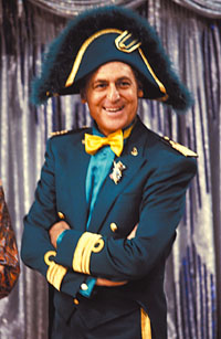 Renzo Arbore vestito da Ammiraglio nella sua trasmissione Indietro Tutta!