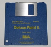 Disco del programma Deluxe Paint 2; notare l'avviso per l'utente di crearne una "copia per l'utilizzo"